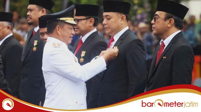 Sejarah! Eri Cahyadi Wali Kota Surabaya Pertama Terima Satyalancana Karya Bhakti Praja&nbsp;Nugraha