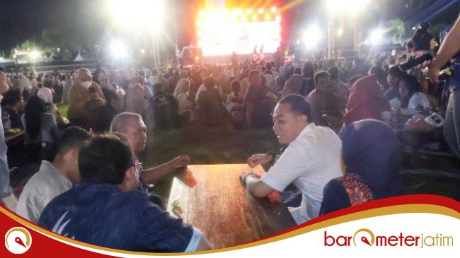 Eri Cahyadi dan Keluarga Asyik Nikmati Night at The Museum, Tak Canggung Lesehan Bareng&nbsp;Pengunjung