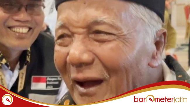 Mbah Sayid, Lansia ‘Djarum’ yang Tingkahnya Bikin Petugas dan Jamaah Haji Terhibur!
